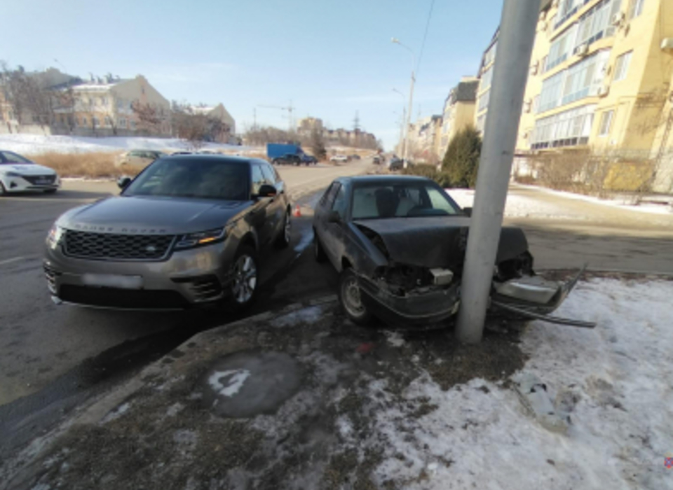 В Волгограде в ДТП с внедорожником пострадал водитель легковушки